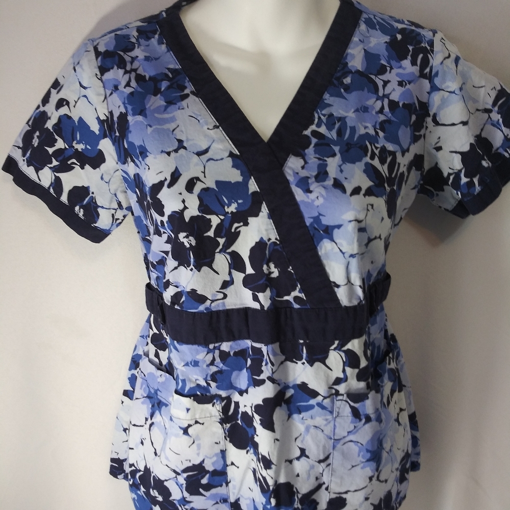 ⚪ Scrub Contour Top Size XS Pockets Floral SALE